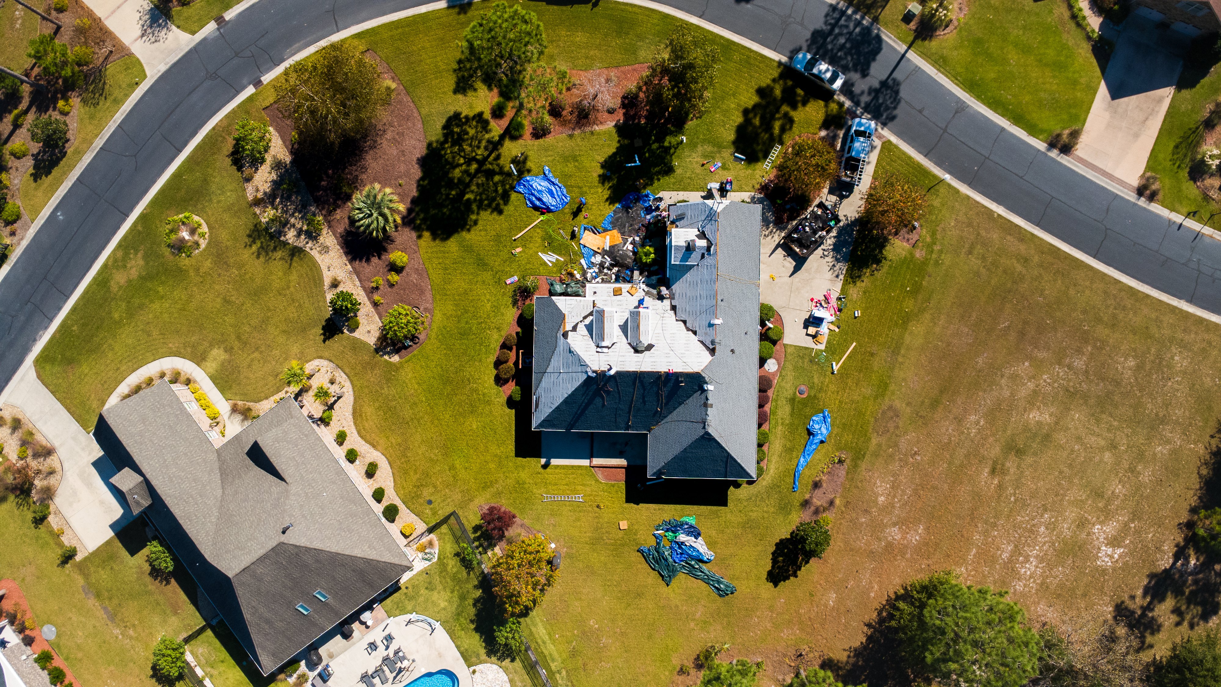 southern-premier-roofing-contractor-installing-asphalt-shingles