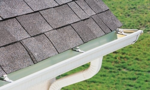 gutter-install-tech-attaching-hangers-spr